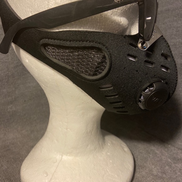 Black mesh protective mask w/2, 1way airflow valve - Picture 4 of 5